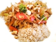 Asiapfanne mit Weißkohl, Brokkoli und Reis