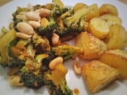 Brokkoli mit Sojasauce gebraten und gebackene Fenchelkartoffeln