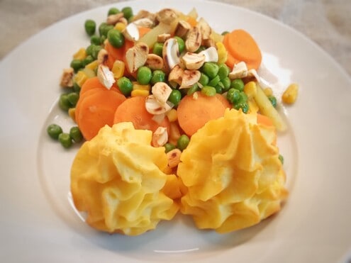 Herzoginnen-Kartoffeln mit Gemüse und Cashew-Kernen
