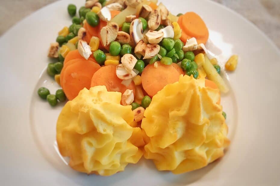 Herzoginnen-Kartoffeln mit Gemüse und Cashew-Kernen