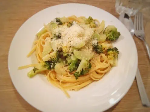 Linguini mit gedünstetem Brokkoli in Fischsauce