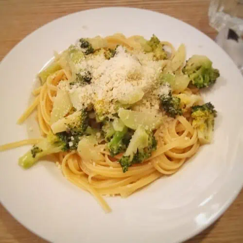 Linguini mit gedünstetem Brokkoli in Fischsauce