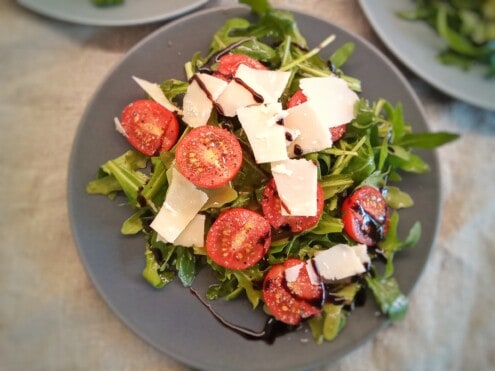 Rucola mit Tomaten und gehobelten Parmesan