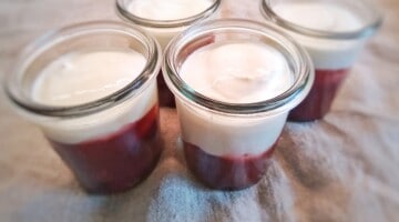 Vanille-Joghurt mit Kirschgrütze