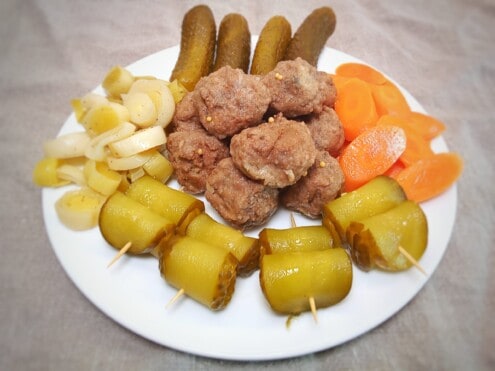 Bratheringsröllchen und süß-sauren Antipasti