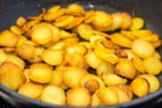 knusprige Bratkartoffeln aus rohen Kartoffeln