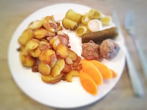 Bratkartoffeln mit Bratheringsröllchen und süß-sauren Antipasti