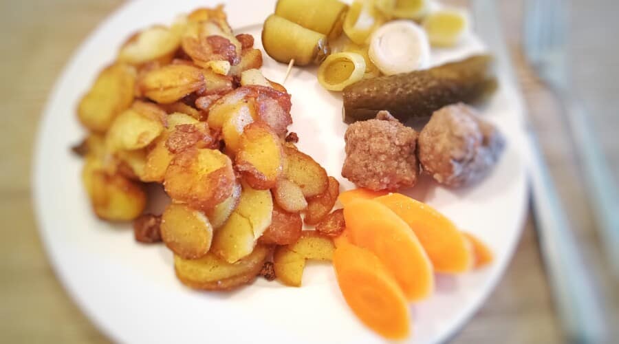 Bratkartoffeln mit Bratheringsröllchen und süß-sauren Antipasti