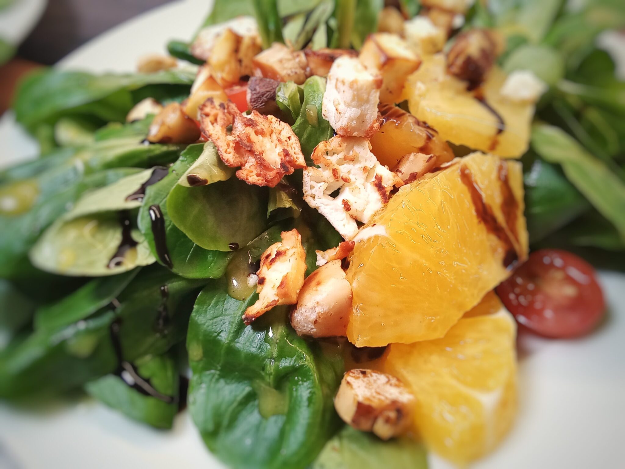 Feldsalat mit Orangen, gebackenem Feta und geröstetem Knoblauchbrot ...