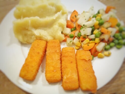 Fischstäbchen mit Kartoffelpüree und Gemüse