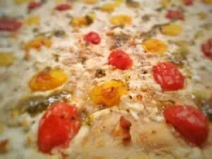 Flammkuchen mit Tomate, Feta und Basilikumpesto