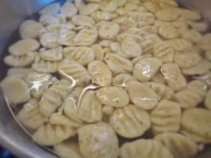 Gnocchi im Topf kochen