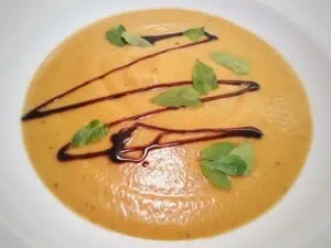 Kürbissuppe mit Butternut und Erdnüssen