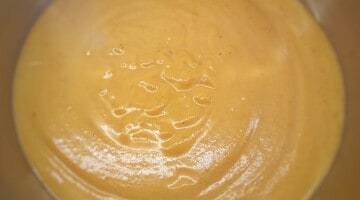 Kürbissuppe mit Butternut und Erdnüssen im Topf