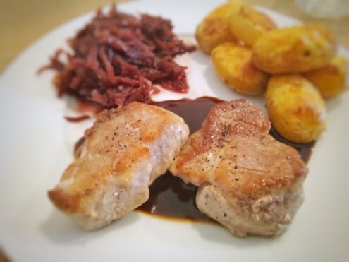 Medallions aus dem Schweinefilet an einer Jus mit Apfelrotkohl und Backkartoffeln