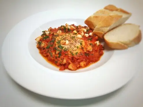 Shakshuka mit gebackenem Feta