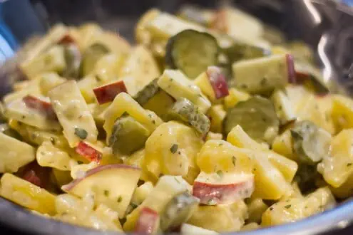 Kartoffelsalat mit Apfel und Gürkchen