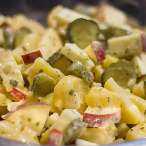 Kartoffelsalat mit Apfel und Gürkchen