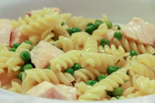 Pasta mit Lachs und Erbsen in Sahne-Sauce