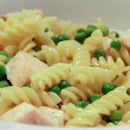 Pasta mit Lachs und Erbsen in Sahne-Sauce