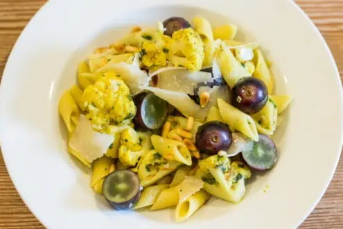 Pasta mit Blumenkohl und Weintrauben