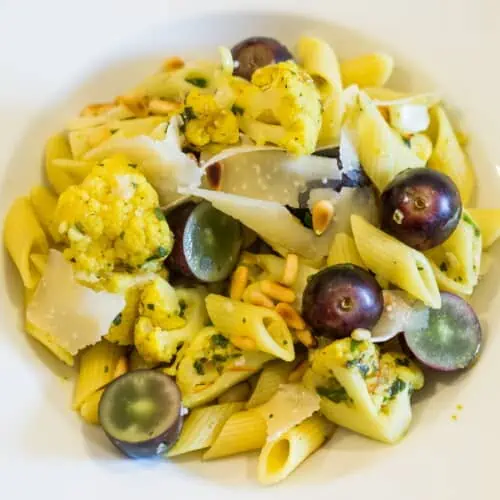 Pasta mit Blumenkohl und Weintrauben