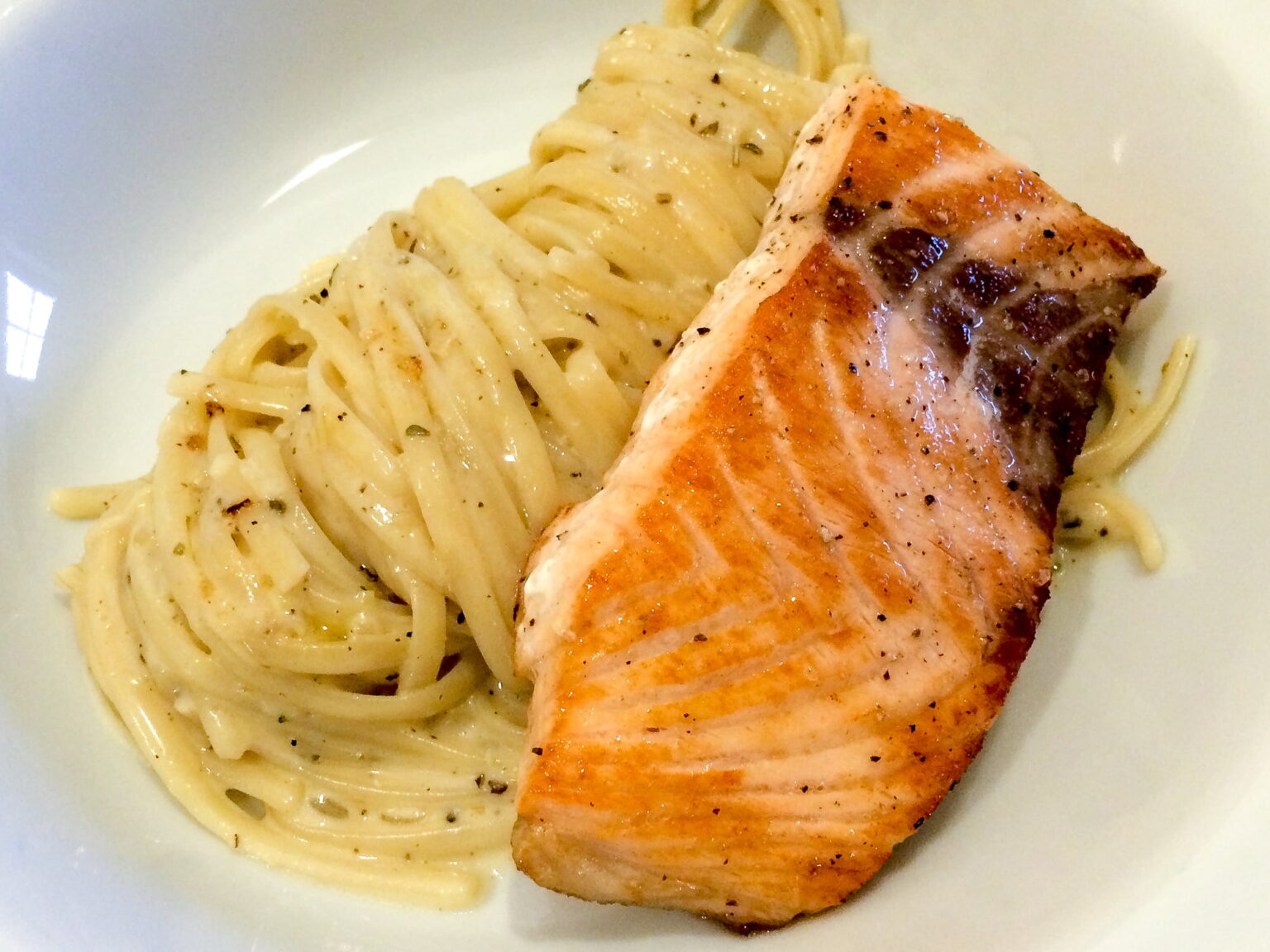 Gebratenes Lachsfilet Mit Pasta In Salbeisauce Herdsport De