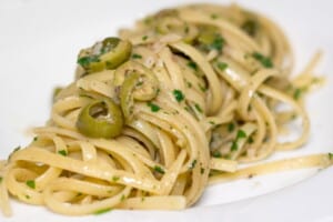 Pasta mit Oliven, Sardellen und Kapern