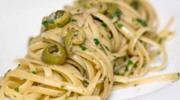 Pasta mit Oliven, Sardellen und Kapern