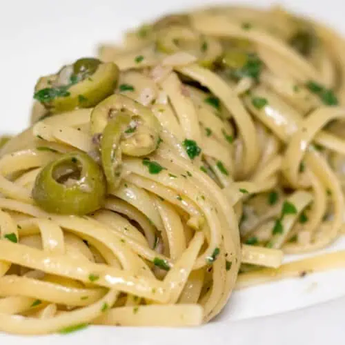 Pasta mit Oliven, Sardellen und Kapern