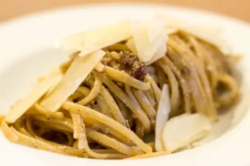 Pasta mit Rosinen und Kapern