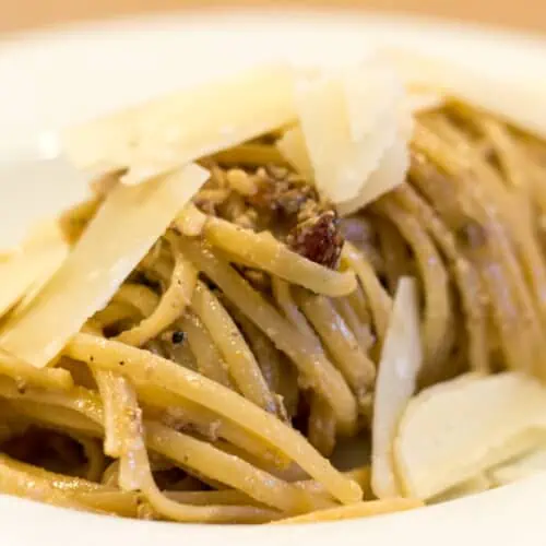 Pasta mit Rosinen und Kapern