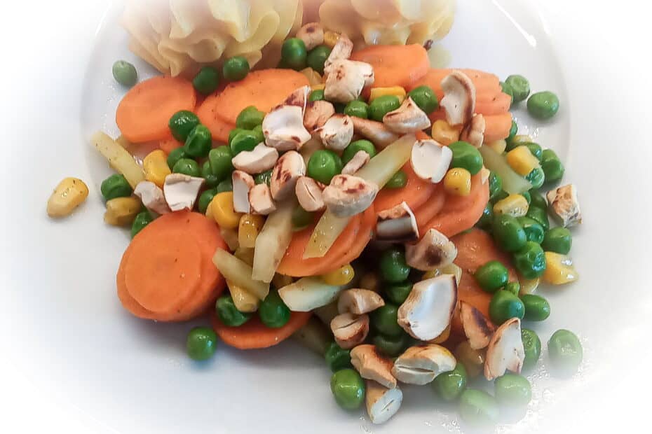 Blumenkohl-Curry-Reis mit gerösteten Cashew-Kernen
