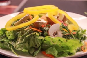 bunter Salat mit Champignons