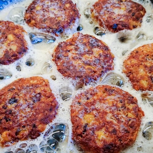 vegetarische Bratlinge in der Pfanne
