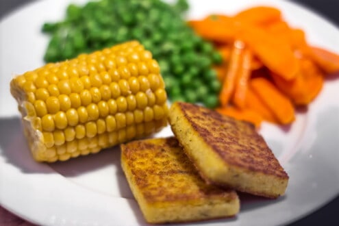 gebratene Polenta mit Maiskolben, Möhren und Mais