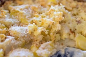Blumenkohl-Kartoffel-Gratin mit Bröseln und Käse überbacken