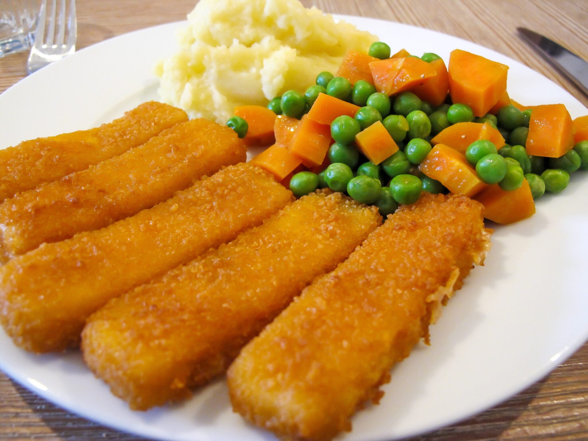 Fischstäbchen mit Erbsen, Möhren und Kartoffelpüree