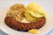 Hotzenplotzteller mit Sauerkraut und Püree