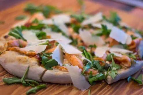 Pizza Räucherlachs mit Rucola und Kapern