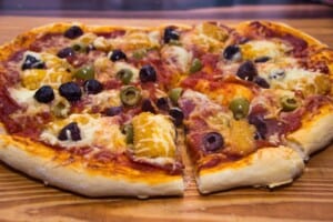 Pizza Salami mit Oliven und Mais