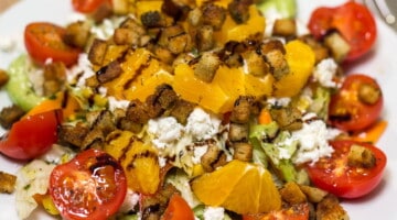 Salat mit Feta, Orangen und Croutons
