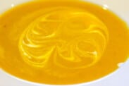 einfache Kürbis-Orangensuppe mit Hokkaido