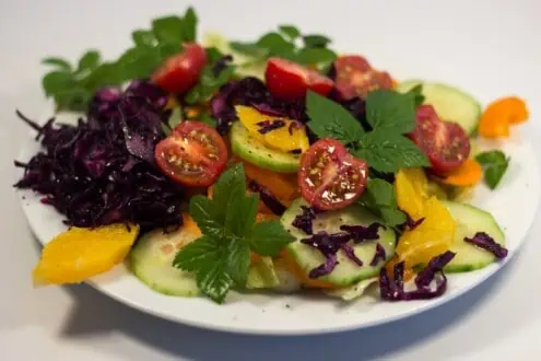 gemischter Salat mit Rotkohl und Orange