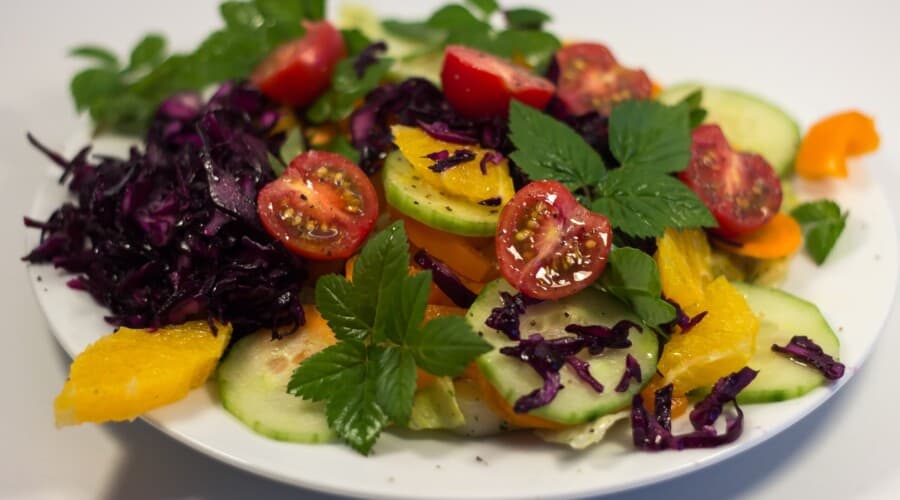 gemischter Salat mit Rotkohl und Orange