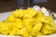 Kartoffelstampf mit Butter und Salz