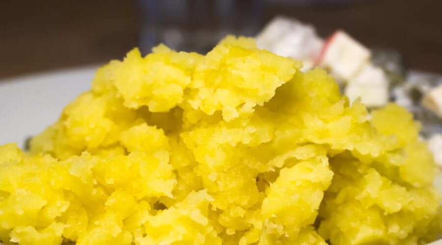 Kartoffelstampf mit Butter und Salz