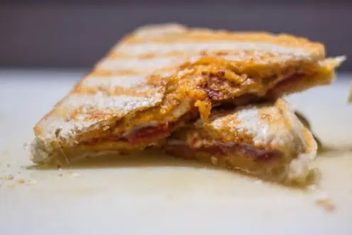 Panini mit Käse und Bolognese