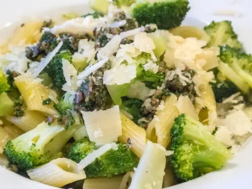 Pasta mit Brokkoli, Gremolate und Parmesan