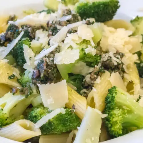 Pasta mit Brokkoli, Gremolate und Parmesan